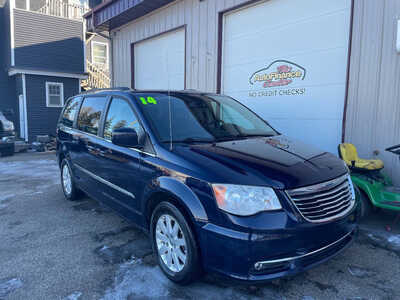2014 Chrysler Town & Country, $0. Photo 2