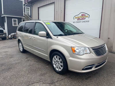 2014 Chrysler Town and, $0. Photo 2