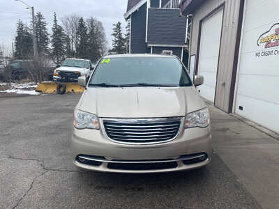 2014 Chrysler Town and, $0. Photo 3