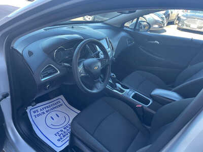 2017 Chevrolet Cruze, $9495. Photo 6