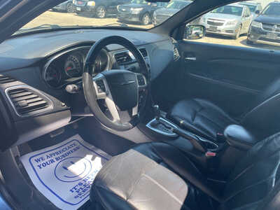 2011 Chrysler 200, $0. Photo 3