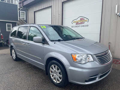 2014 Chrysler Town and, $0. Photo 2
