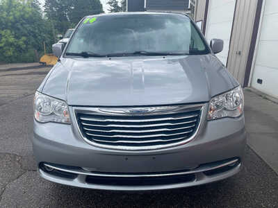 2014 Chrysler Town and, $0. Photo 3