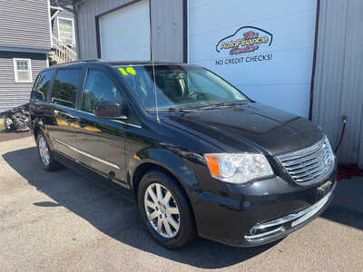 2014 Chrysler Town & Country, $0. Photo 2