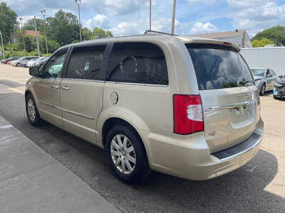 2011 Chrysler Town and, $0. Photo 4