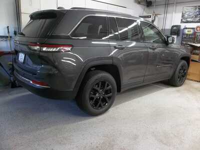 2022 Jeep Grand Cherokee, $31990. Photo 2