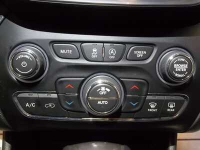 2022 Jeep Cherokee, $24990. Photo 8