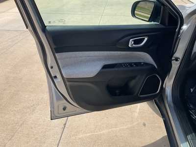 2022 Jeep Compass, $19599. Photo 7