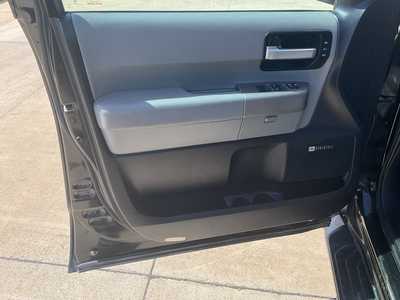 2017 Toyota Sequoia, $20550. Photo 6