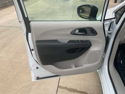 2024 Chrysler Pacifica, $39999. Photo 7