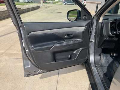 2020 Mitsubishi Outlander, $15314. Photo 7