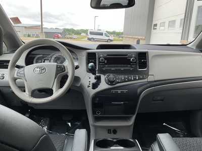 2014 Toyota Sienna, $. Photo 10