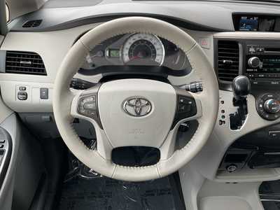 2014 Toyota Sienna, $. Photo 11