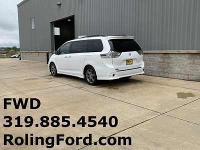 2014 Toyota Sienna, $. Photo 3