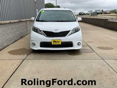 2014 Toyota Sienna, $. Photo 4