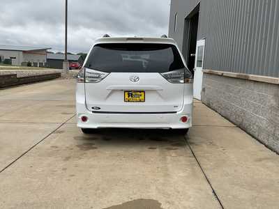 2014 Toyota Sienna, $. Photo 5