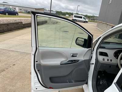 2014 Toyota Sienna, $. Photo 7