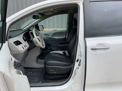 2014 Toyota Sienna, $. Photo 8