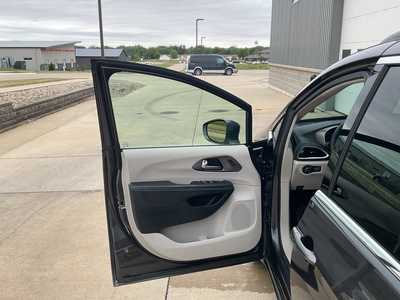 2022 Chrysler Pacifica, $34995. Photo 7