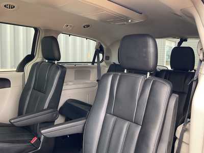 2015 Chrysler Town & Country, $13950. Photo 11