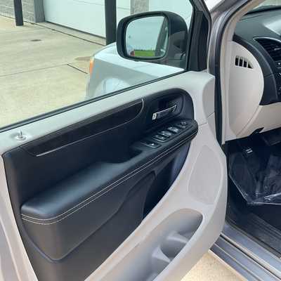 2015 Chrysler Town & Country, $13950. Photo 7