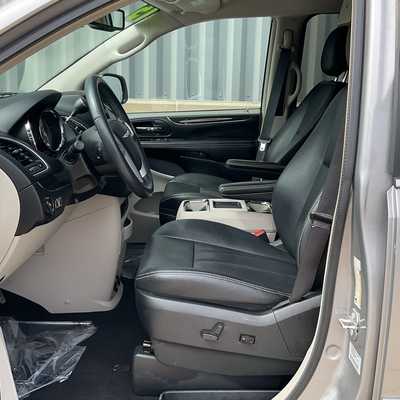 2015 Chrysler Town & Country, $13950. Photo 8