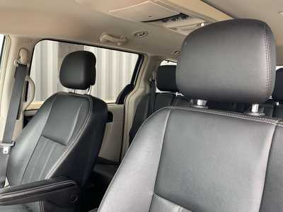 2015 Chrysler Town & Country, $13950. Photo 9