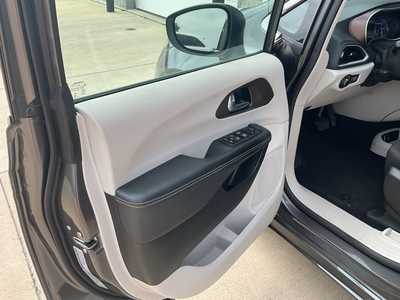 2023 Chrysler Voyager, $22777. Photo 7