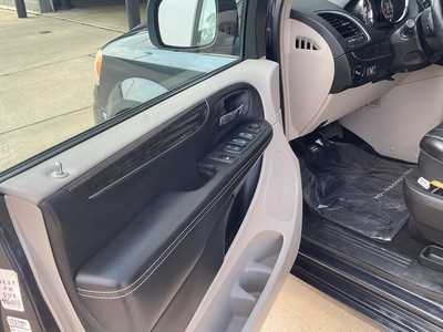 2014 Chrysler Town & Country, $9999. Photo 7