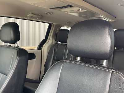 2014 Chrysler Town & Country, $9999. Photo 9