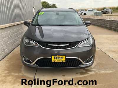 2017 Chrysler Pacifica, $15999. Photo 4