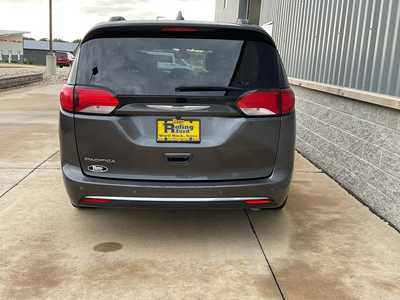 2017 Chrysler Pacifica, $15999. Photo 5