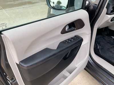 2017 Chrysler Pacifica, $15999. Photo 7