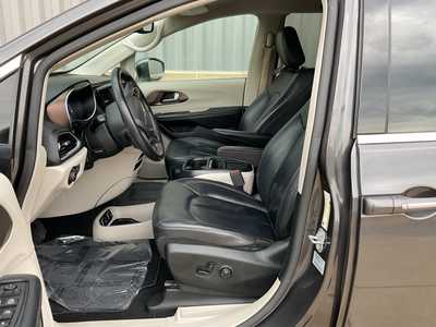 2017 Chrysler Pacifica, $15999. Photo 8