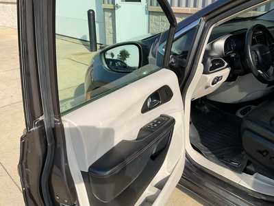 2020 Chrysler Pacifica, $21999. Photo 7
