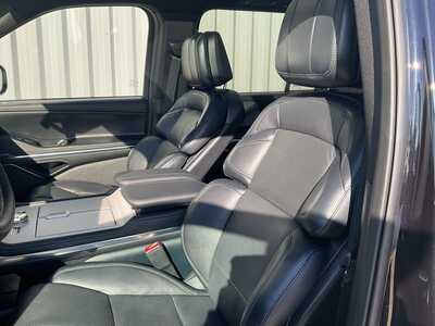 2025 Lincoln Navigator L, $92490. Photo 10