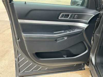 2016 Ford Explorer, $12688. Photo 7