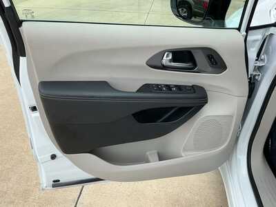 2024 Chrysler Pacifica, $31672. Photo 7