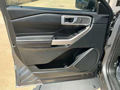 2023 Ford Explorer, $32699. Photo 8