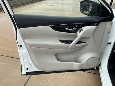 2019 Nissan Rogue, $18953. Photo 7