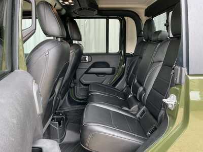 2022 Jeep Gladiator, $29389. Photo 10