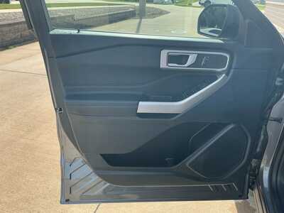 2023 Ford Explorer, $32579. Photo 8