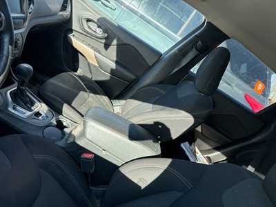 2017 Jeep Cherokee, $11499. Photo 5