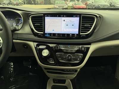2024 Chrysler Pacifica, $35999. Photo 2