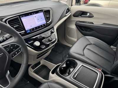 2024 Chrysler Pacifica, $35999. Photo 5