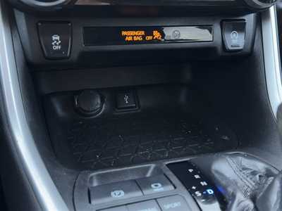 2021 Toyota RAV4, $23999. Photo 6