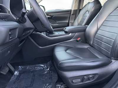 2022 Toyota Highlander, $37999. Photo 5