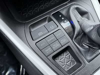 2021 Toyota RAV4, $26999. Photo 11