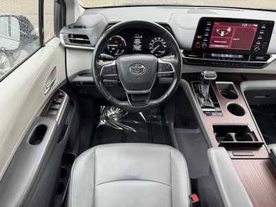 2021 Toyota Sienna, $25599. Photo 8