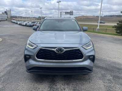2021 Toyota Highlander, $40998. Photo 2